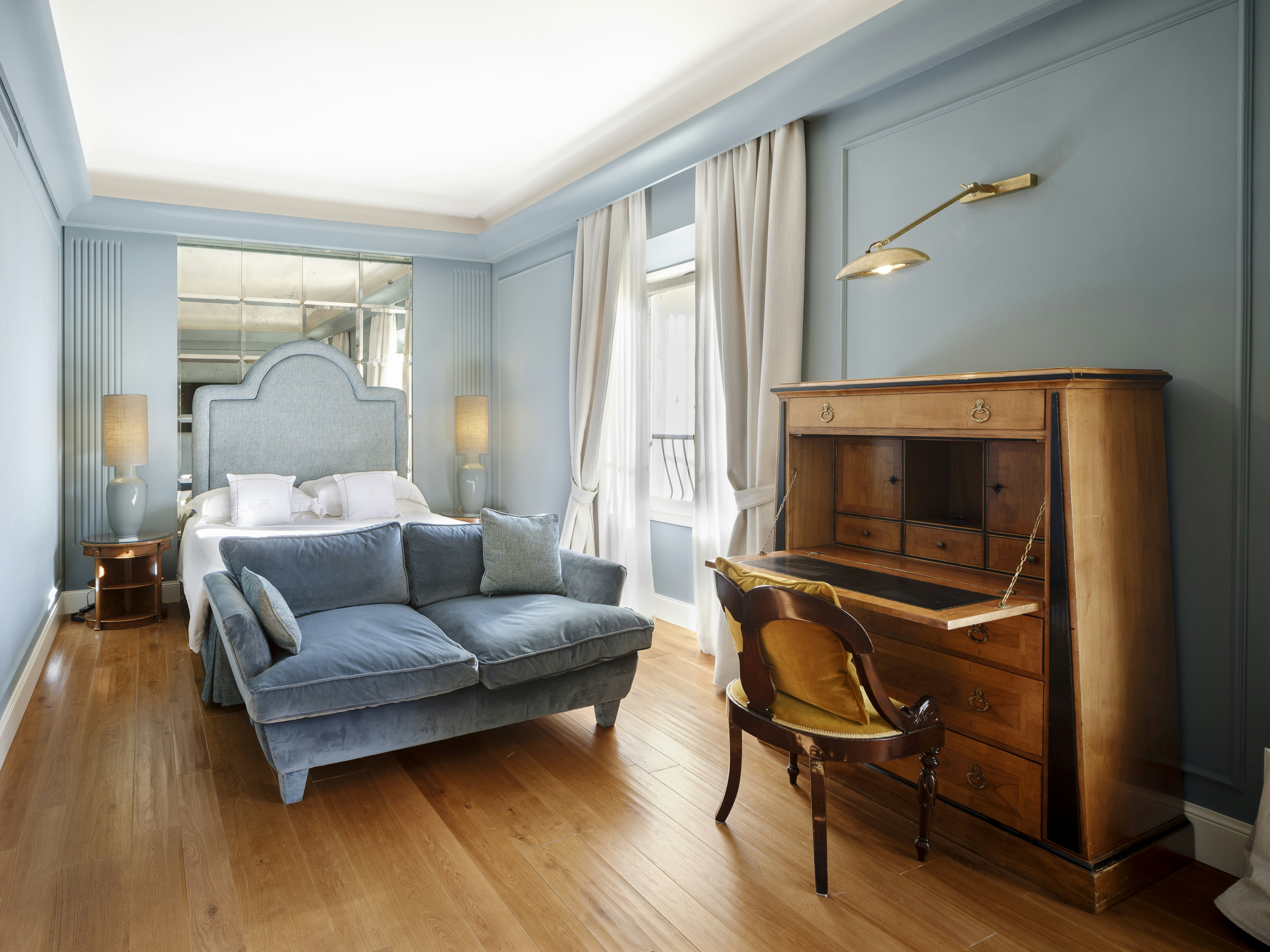 EXECUTIVE, SUITE