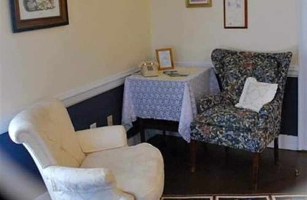 Carrier Houses Bed and Breakfast 16/60
