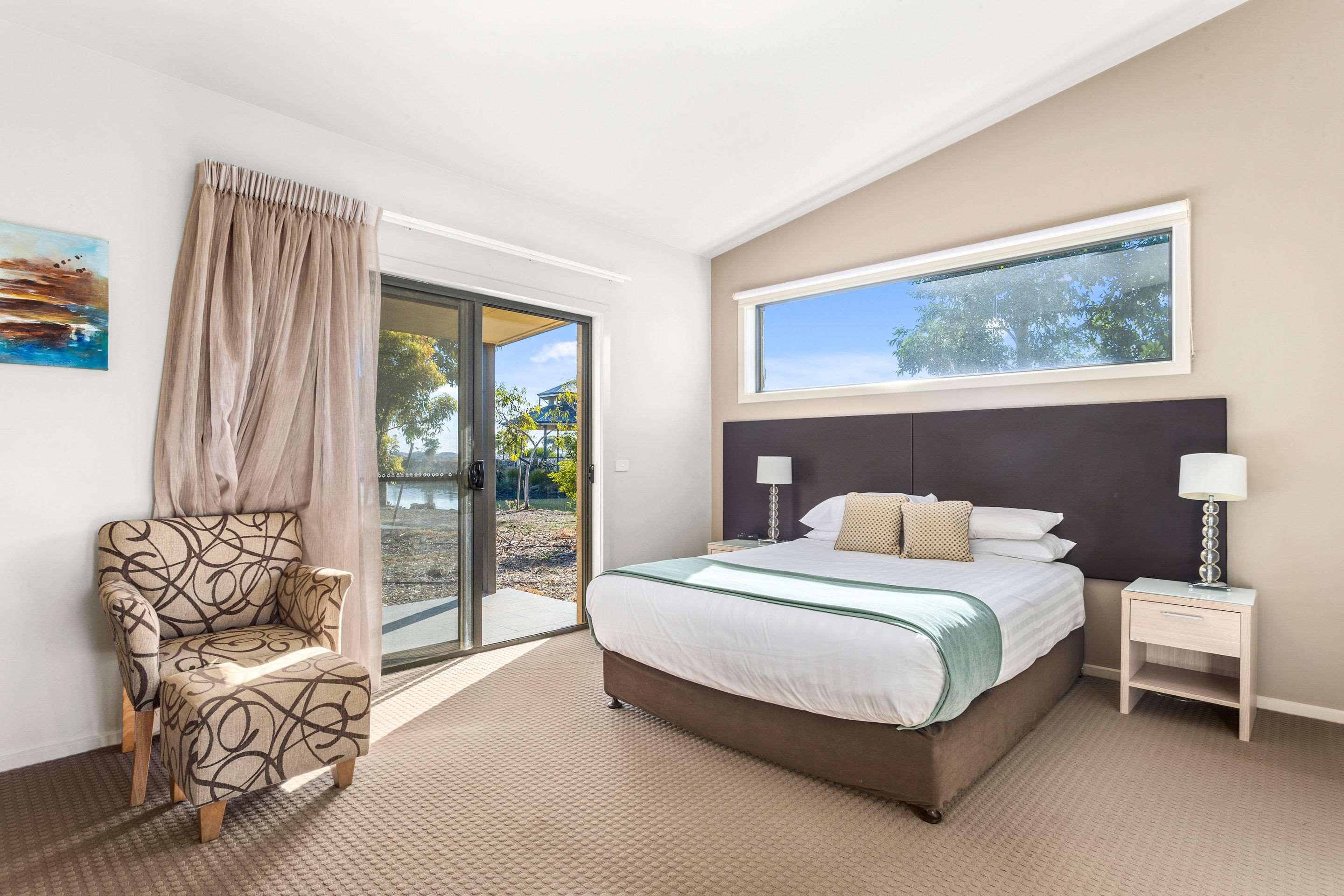 ROOM, QUEEN BED