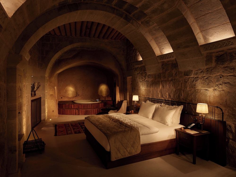 SUITE, JETTED TUB