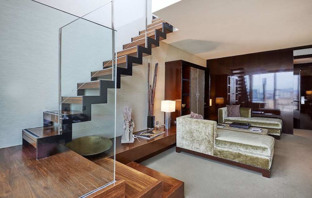 Hyatt Regency Barcelona Tower 55/82