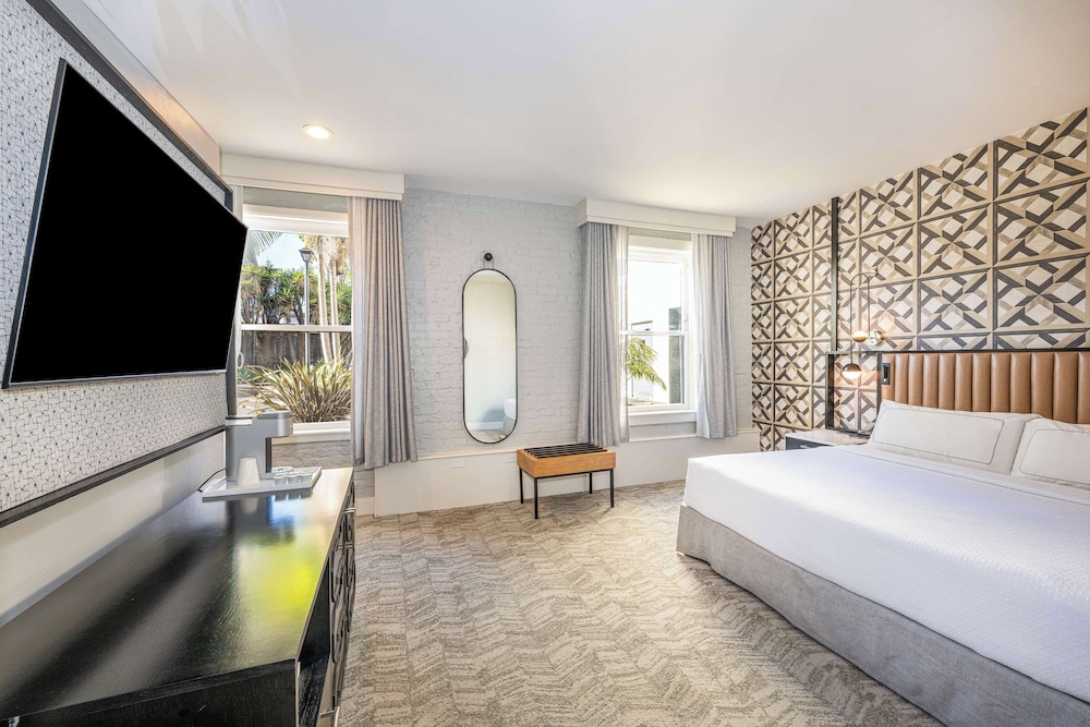 ROOM, KING BED