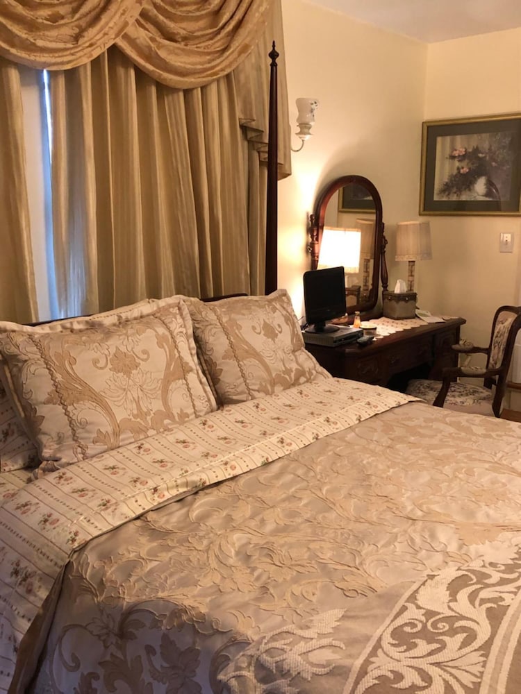 Angie's B&B 10/41