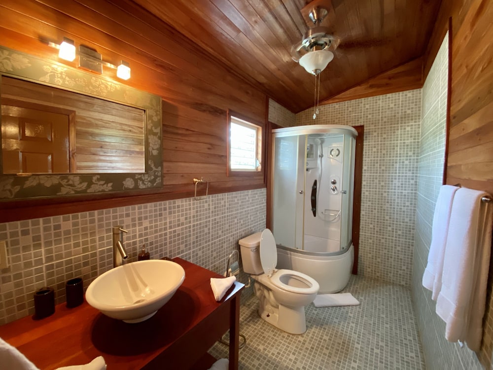2 Bedrooms, Cabin, 1 King and 4 Single Beds
