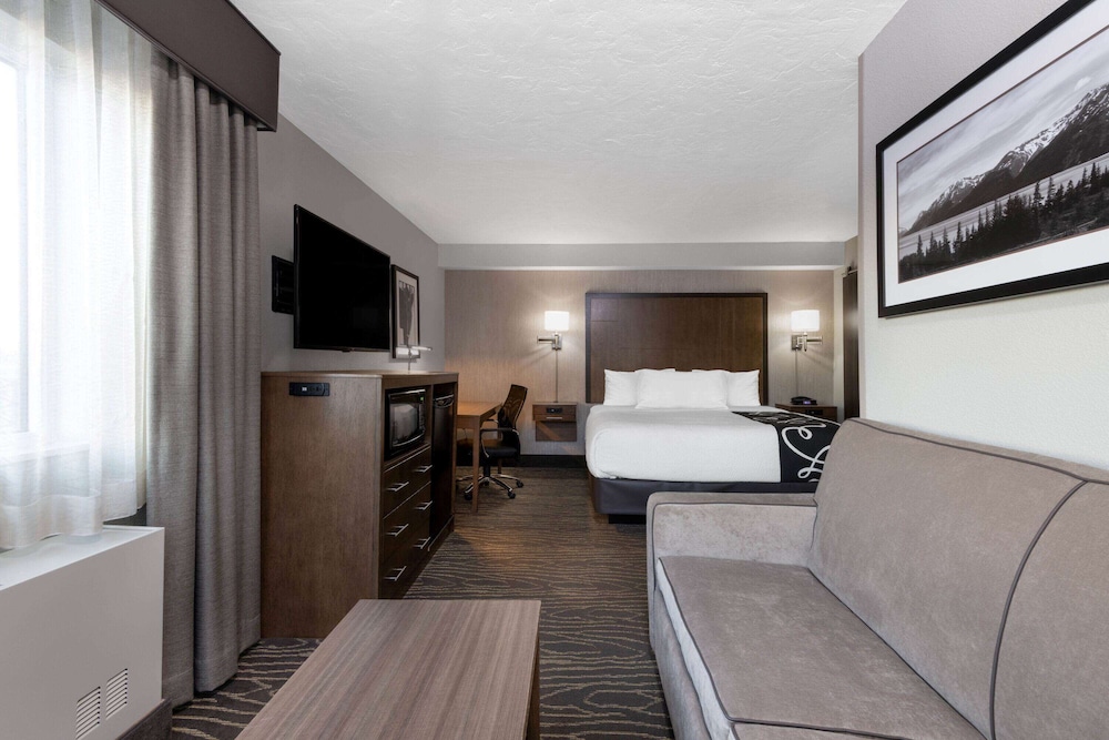 La Quinta Inn and Suites by Wyndham Anchorage Airport 13/23