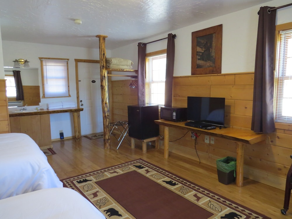 Chinook Winds Motel 31/76