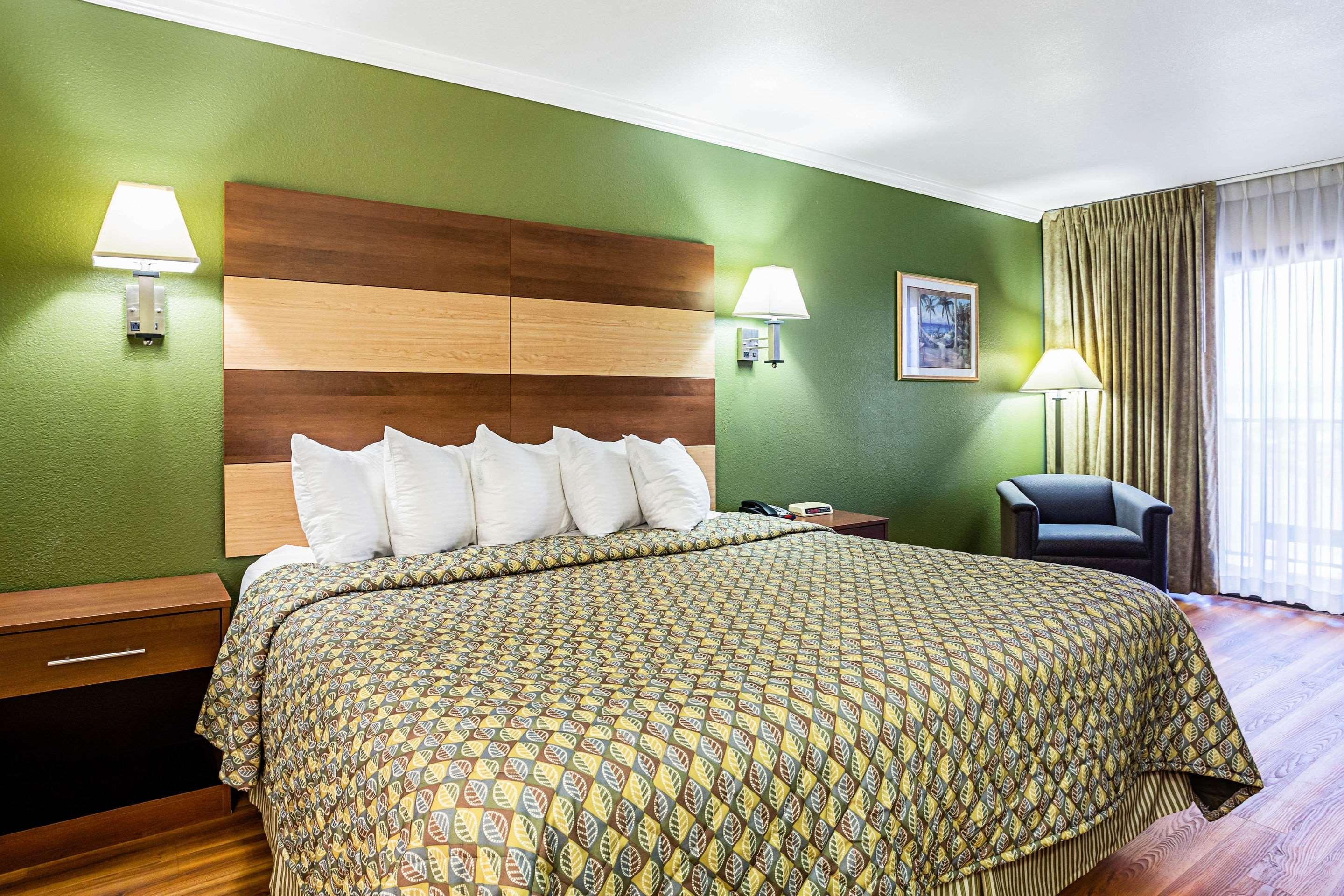 غرفة بسرير مزدوج، Rodeway Inn & Suites Lake Havasu City 2/3