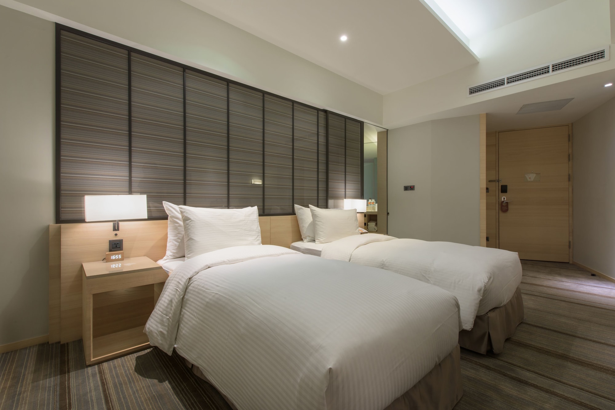 COMFORT, TWIN BEDS, NO WINDOW