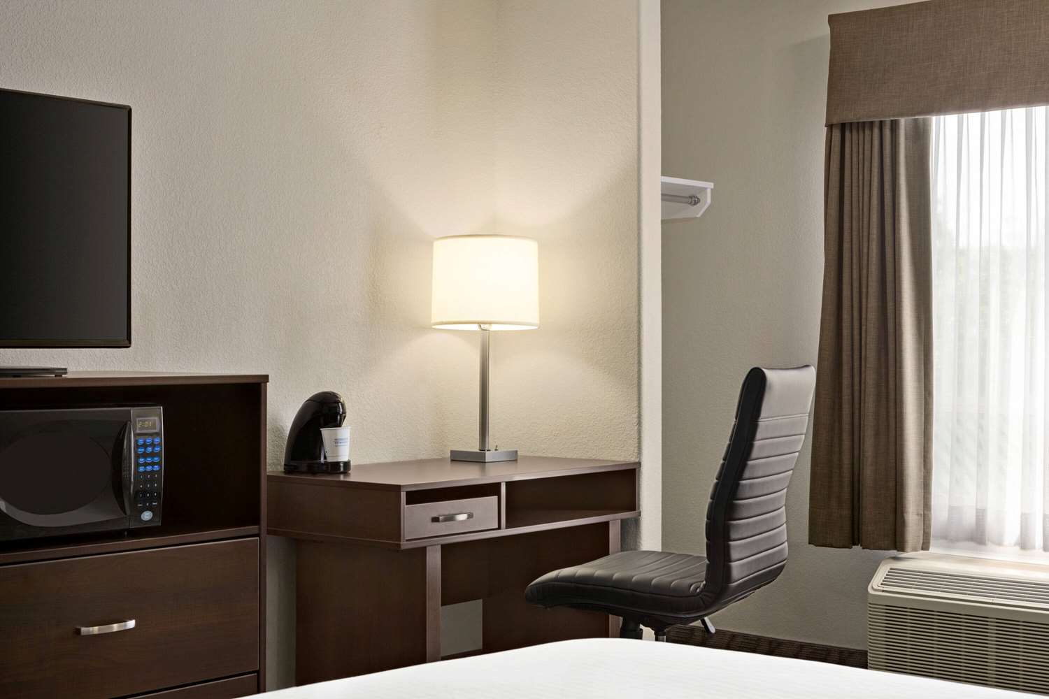 Super 8 by Wyndham Calgary Shawnessy Area 10/24