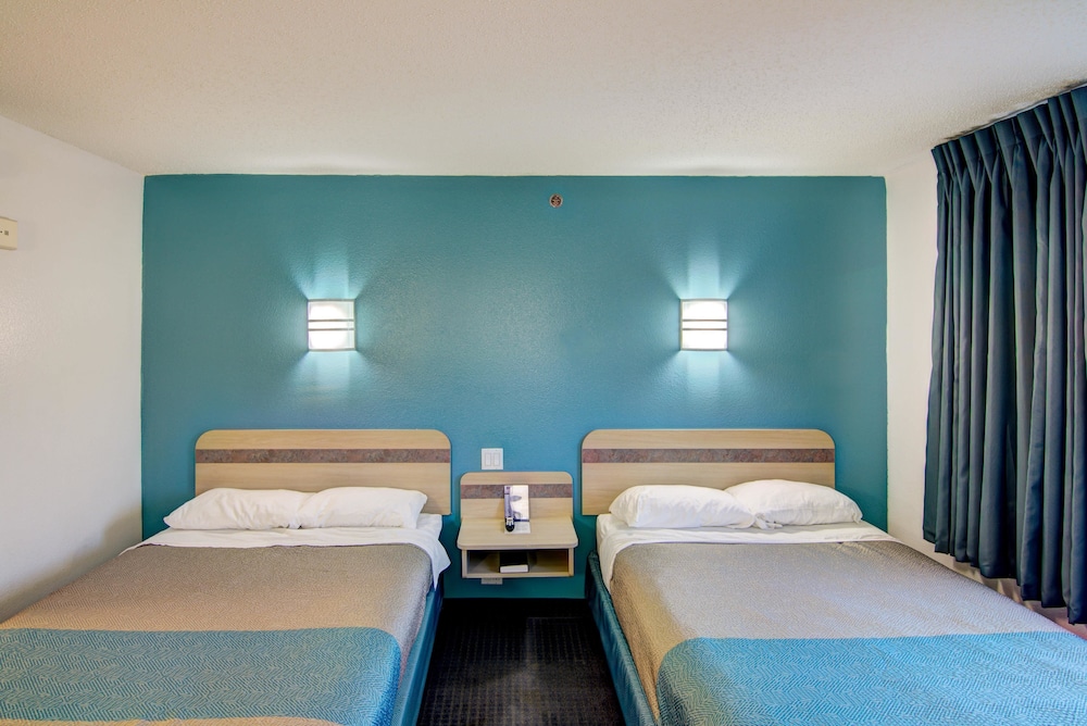 Econo Lodge Menomonie WI 13/15