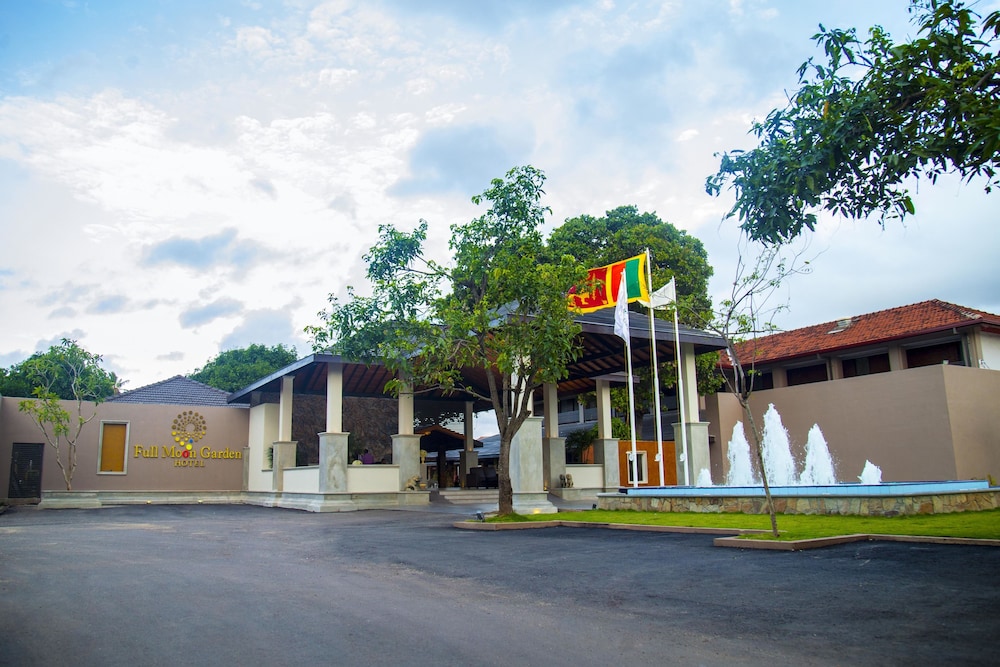 Full Moon Garden Hotel 33/41