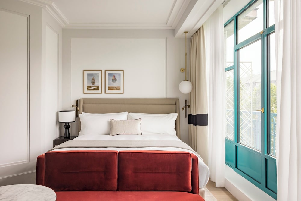 Essential, Queen Bed, Balcony