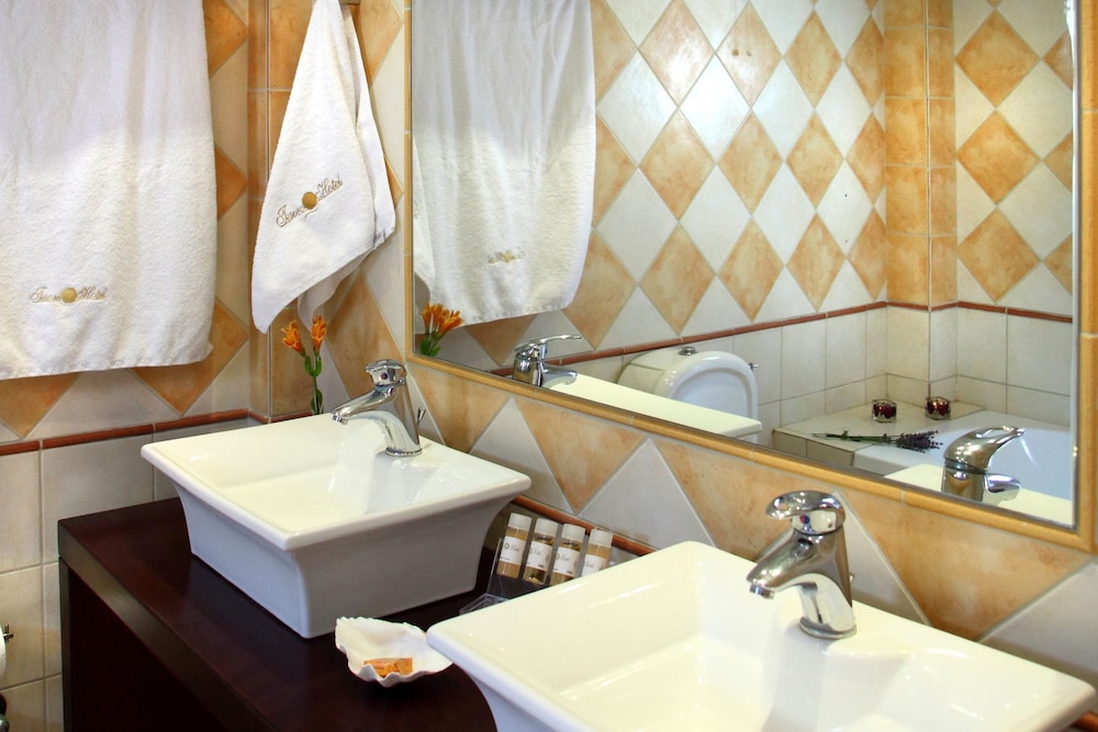 Tesoro Hotel 18/20