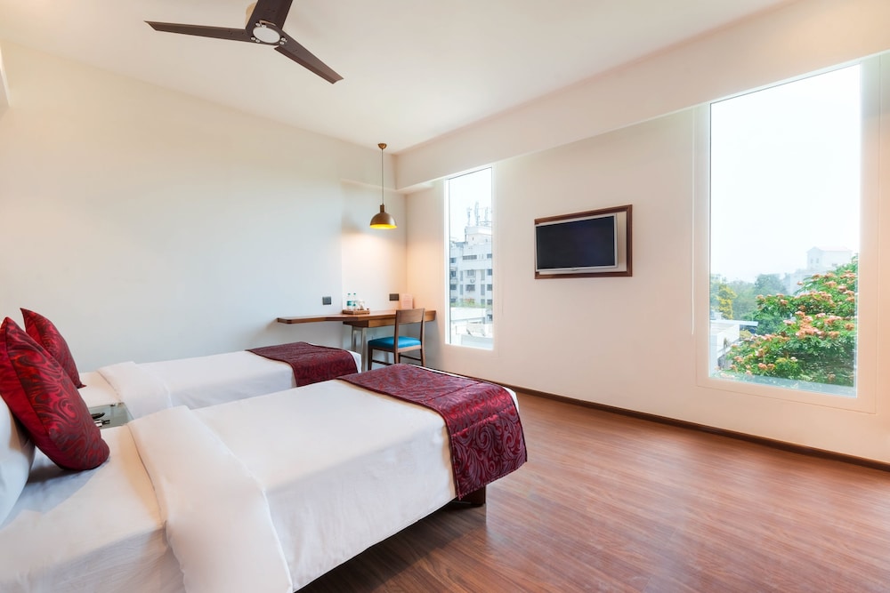 7 APPLE HOTEL VIMANNAGAR, PUNE 26/52