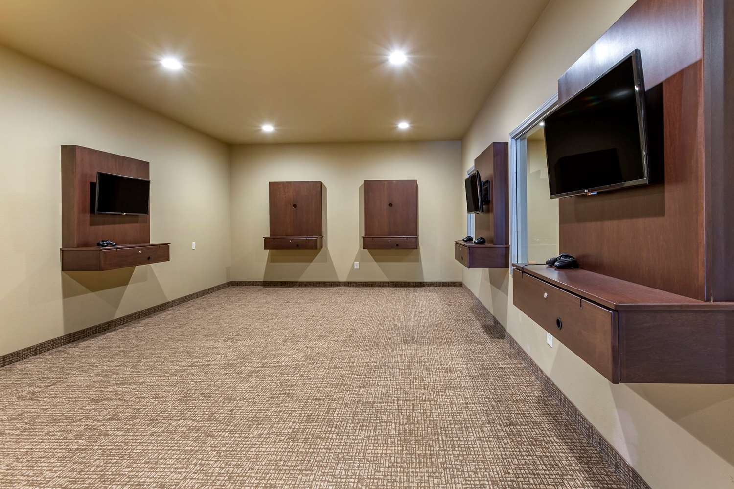 COMFORT INN & SUITES NEAR MT. RUSHMORE 33/34