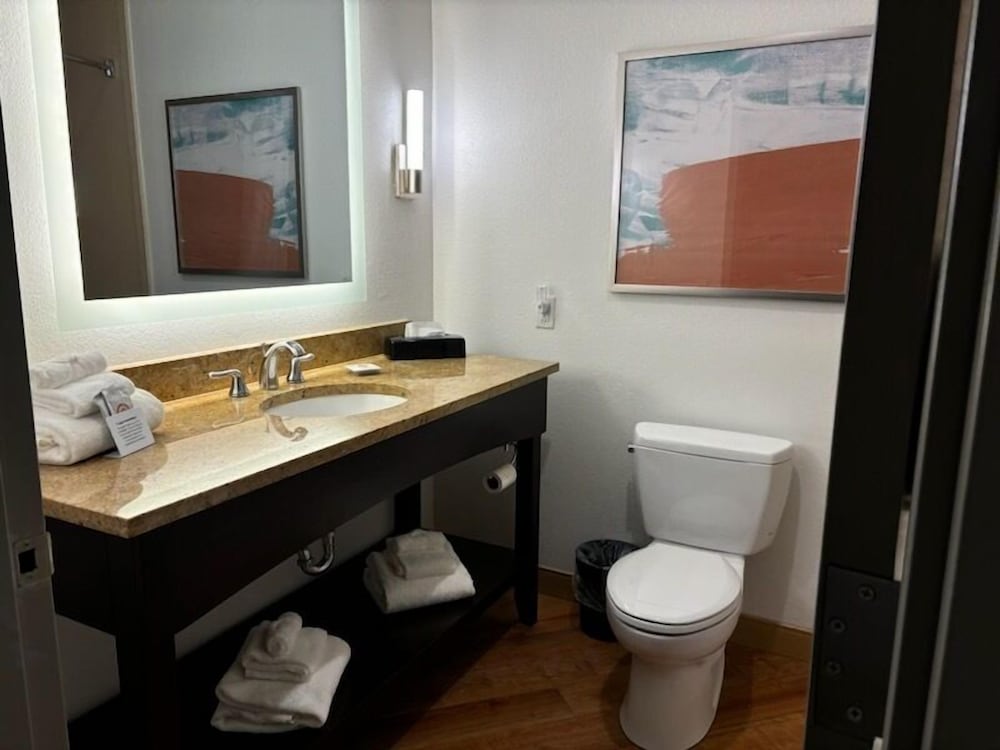 غرفة قياسية بسريرين كوين، Comfort Inn & Suites Verona at Turning Stone Resort Casino 5/6