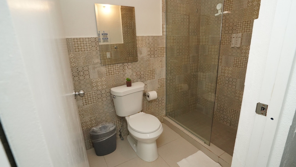The Pelican Poshtel 50/50
