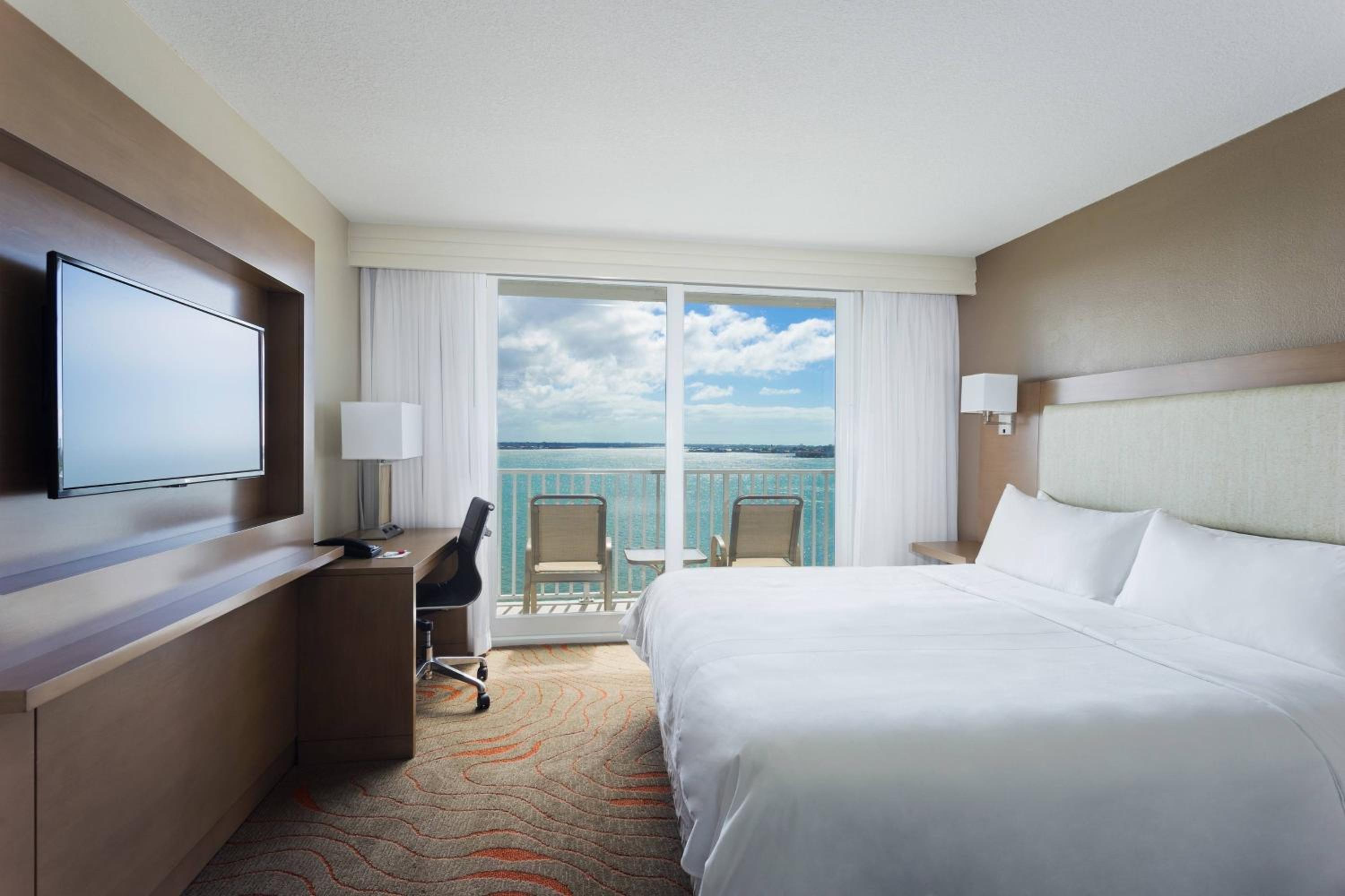 1 Bedroom, 2 Rooms, Suite, King Bed, Water Front, Sofa, Balcony