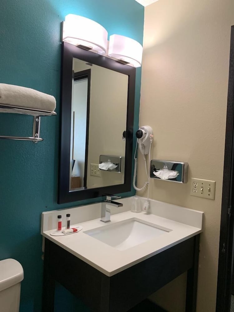 Super 8 By Wyndham Huron 20/34