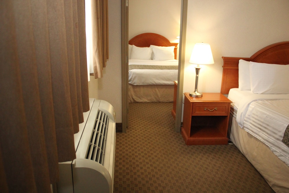 Ramada By Wyndham Edmonton South 7/33