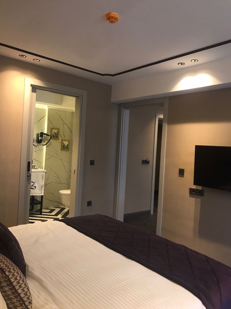 DELUXE, SUITE