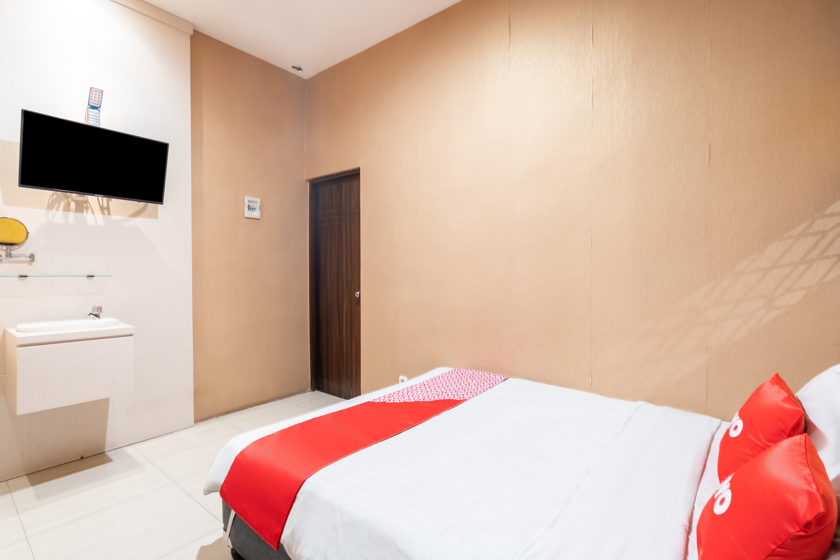 OYO Flagship 91863 Metro House 15/50