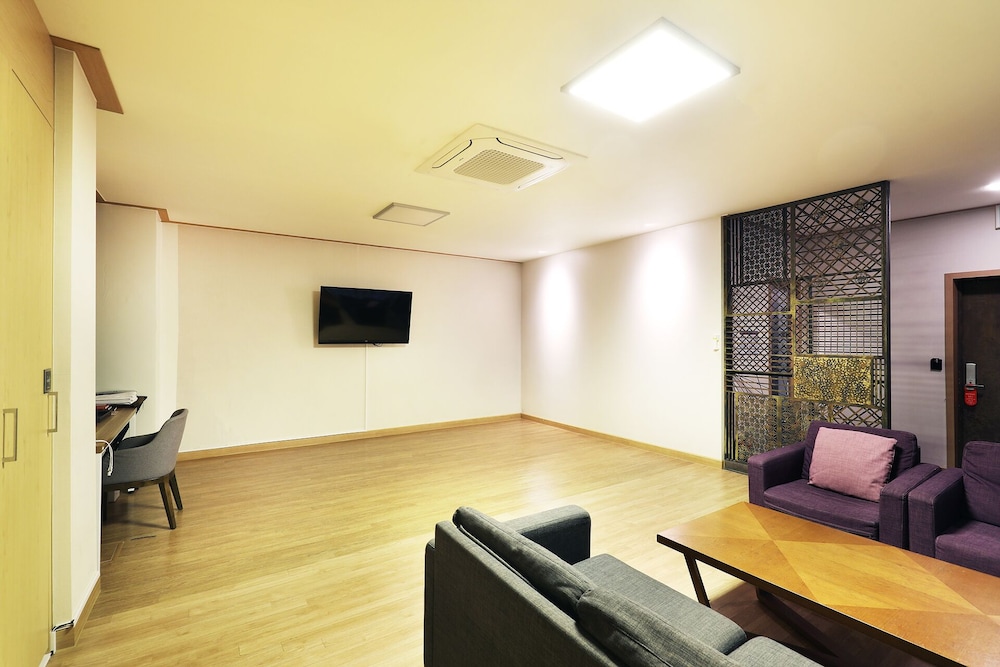 Hotel Food & Tour 32/50