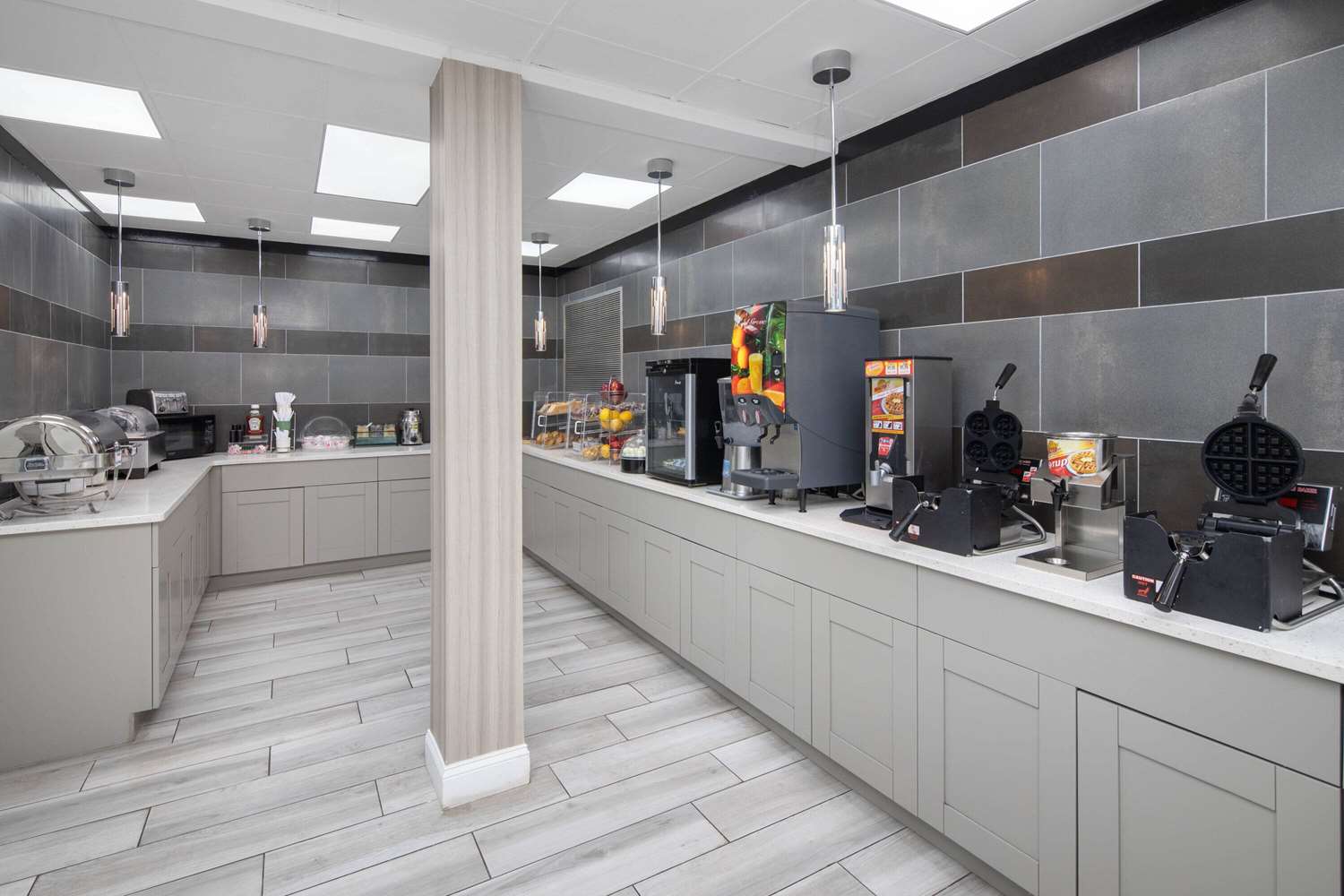 La Quinta Inn & Suites by Wyndham Atlanta Airport South 6/47