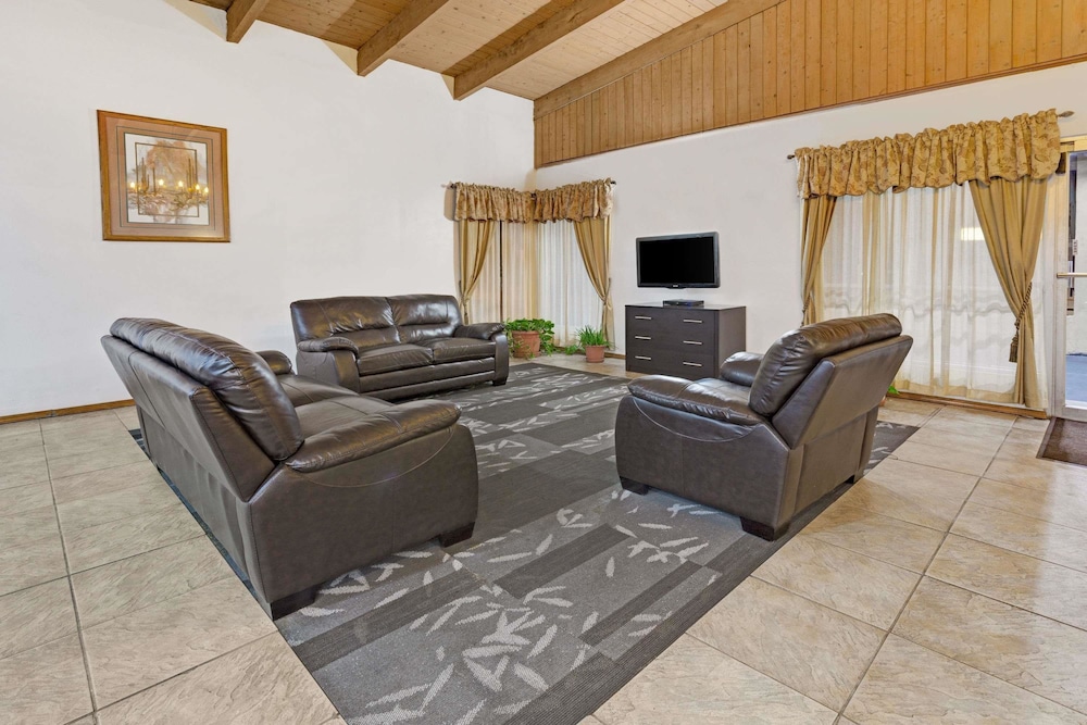 Days Inn & Suites by Wyndham Santa Rosa 22/30