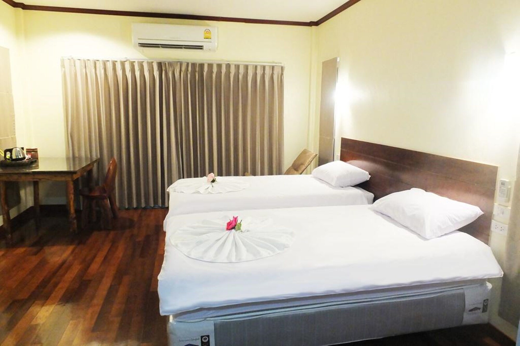 DELUXE, TWIN BEDS