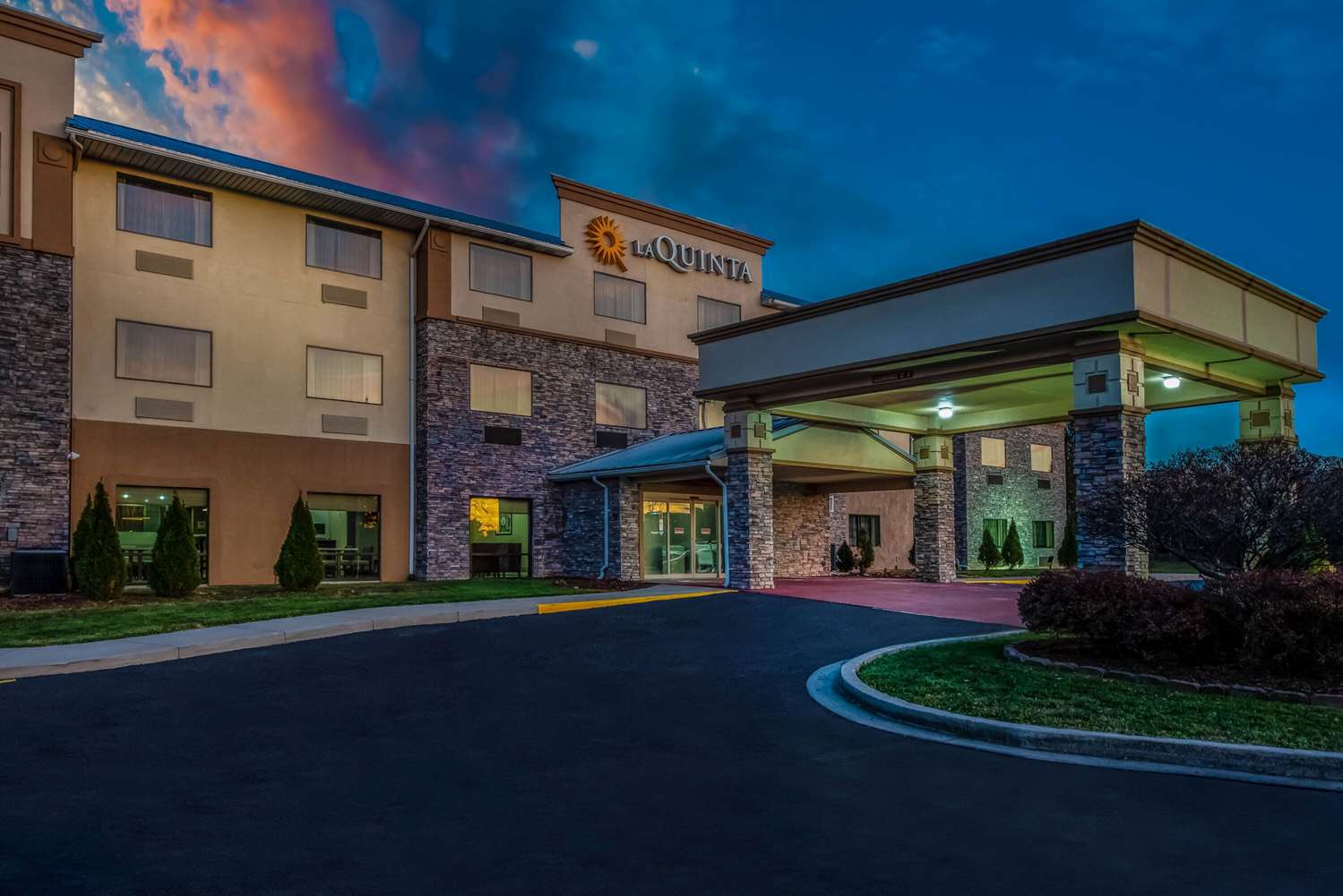 La Quinta Inn & Suites by Wyndham Fairborn Wright-Patterson 2/50