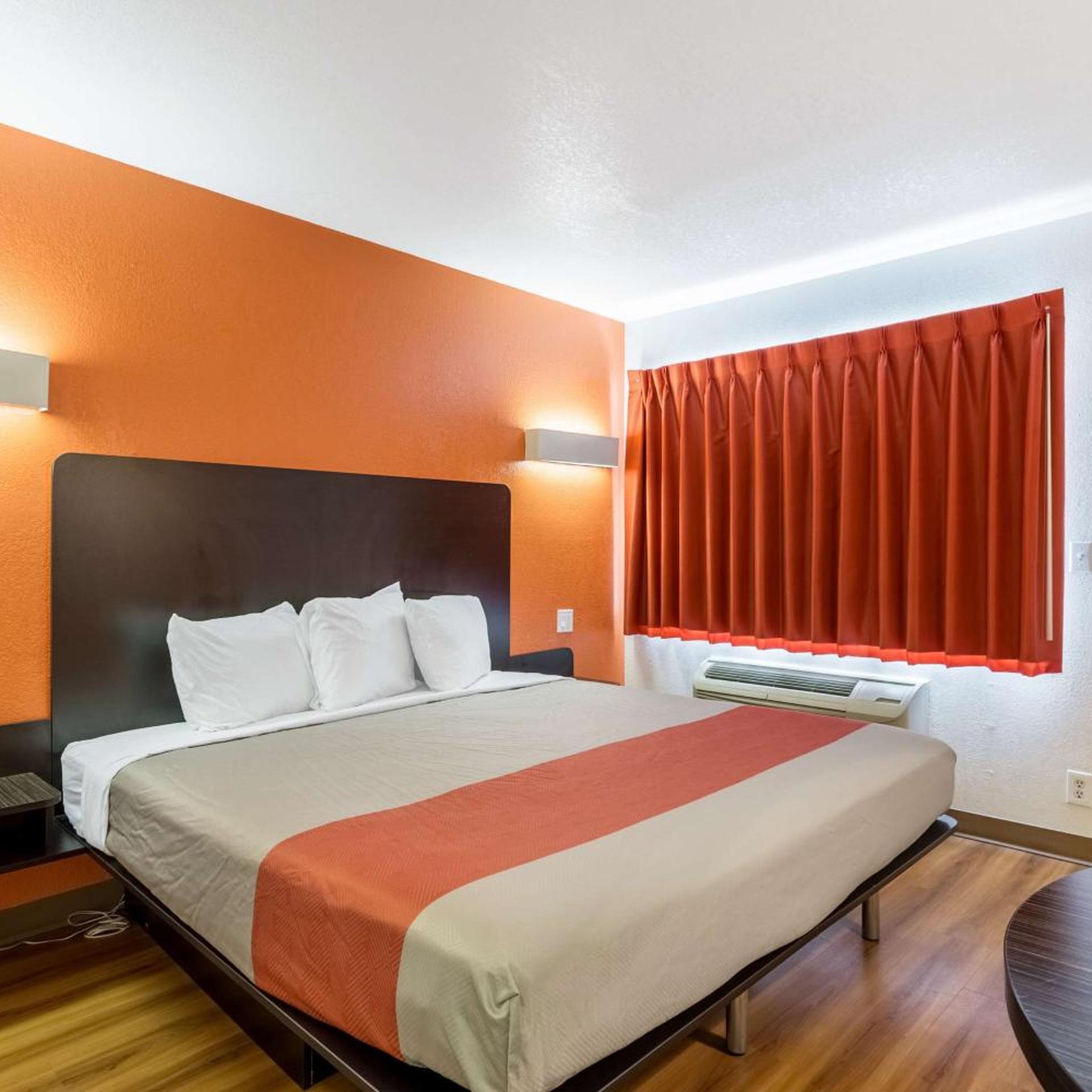 ROOM, DOUBLE BED