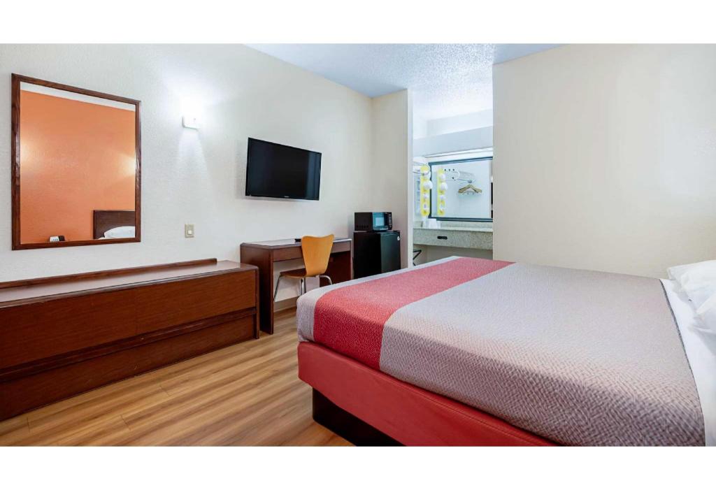 1 King Bed - Smoking, Micfridge, Sofa-Bed