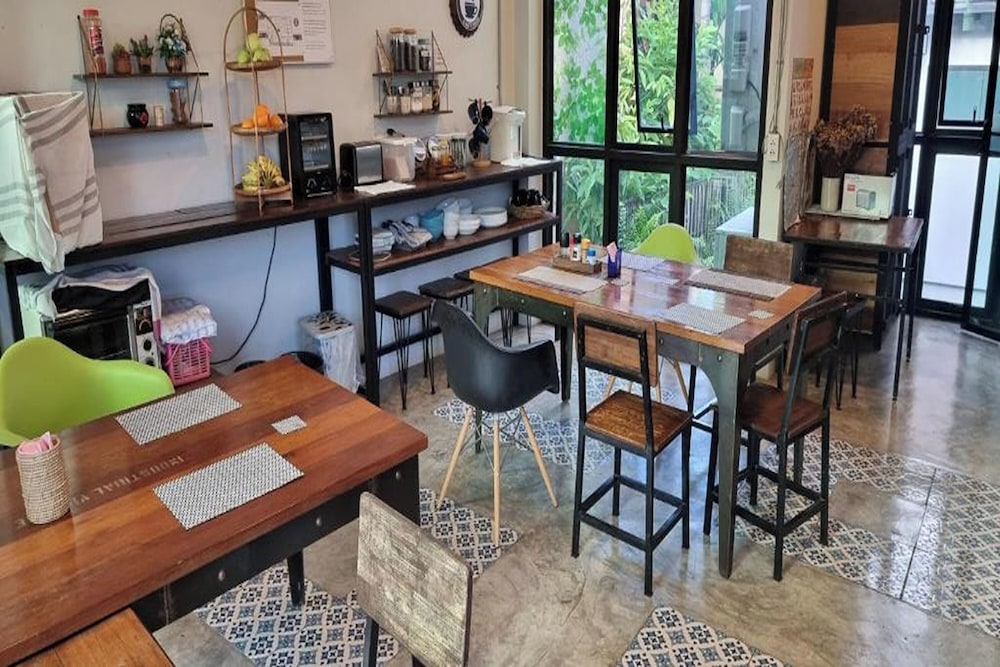 33 Poshtel - Adults Only 40/50