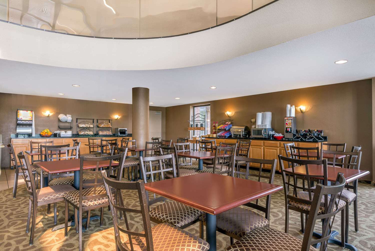 Ramada by Wyndham Columbus North 21/39