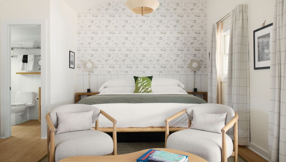 Deluxe, Cottage, King Bed, The Penny Lane 2/4
