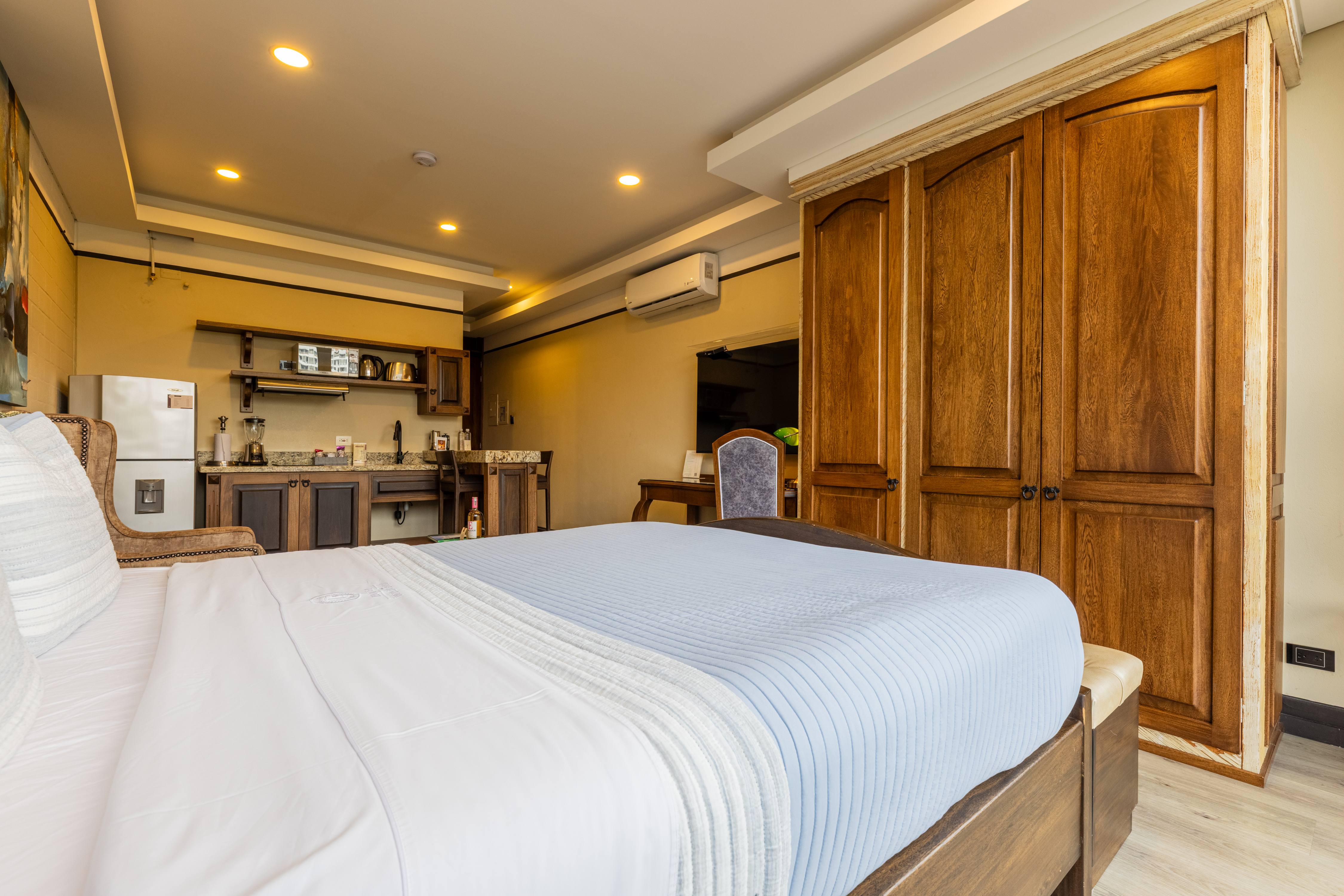 EXECUTIVE, SUITE