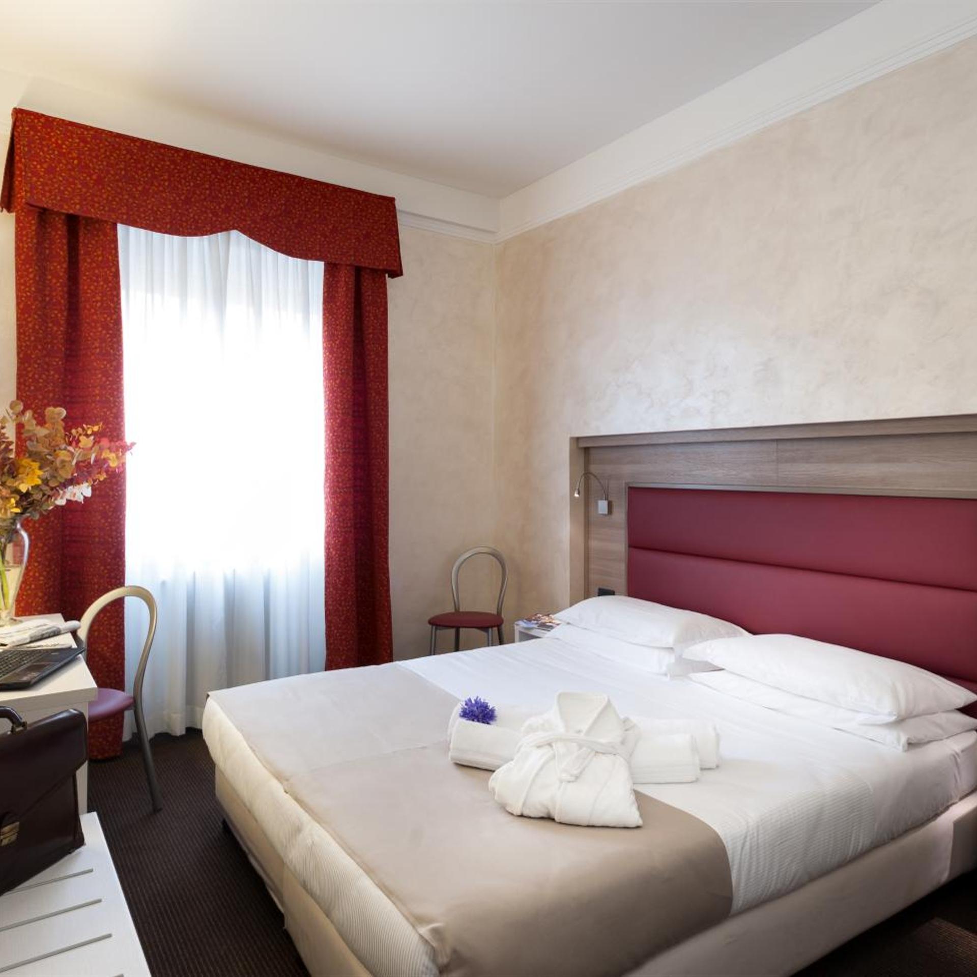 ROOM, DOUBLE BED