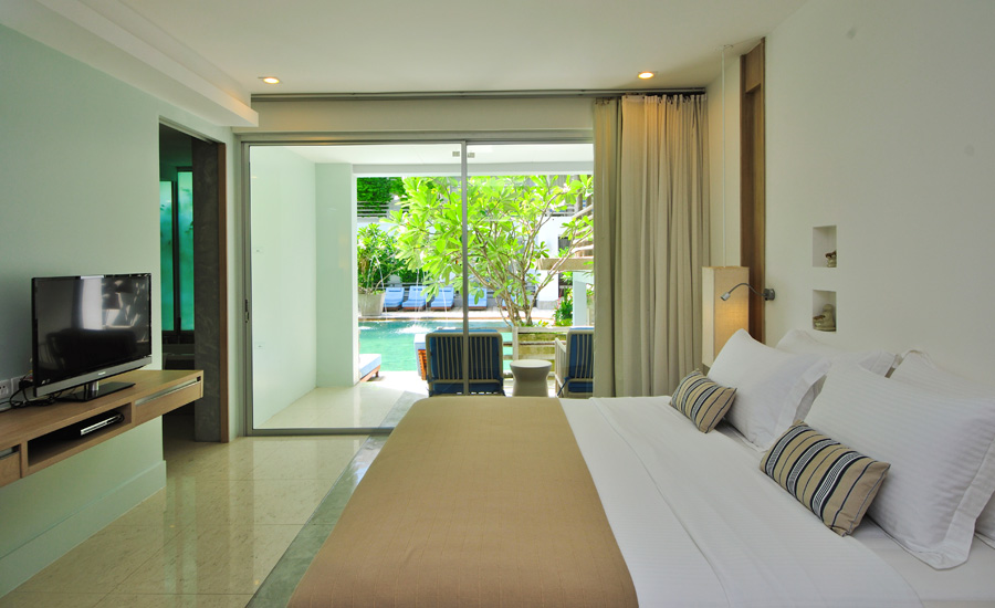 Deluxe, Pool Access
