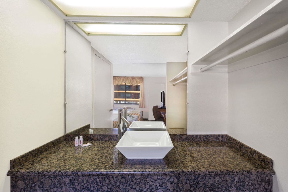 Travelodge by Wyndham Reno Downtown 24/37