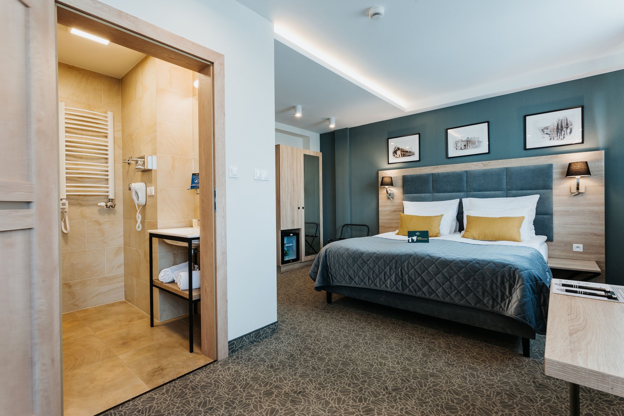DELUXE, KING BED
