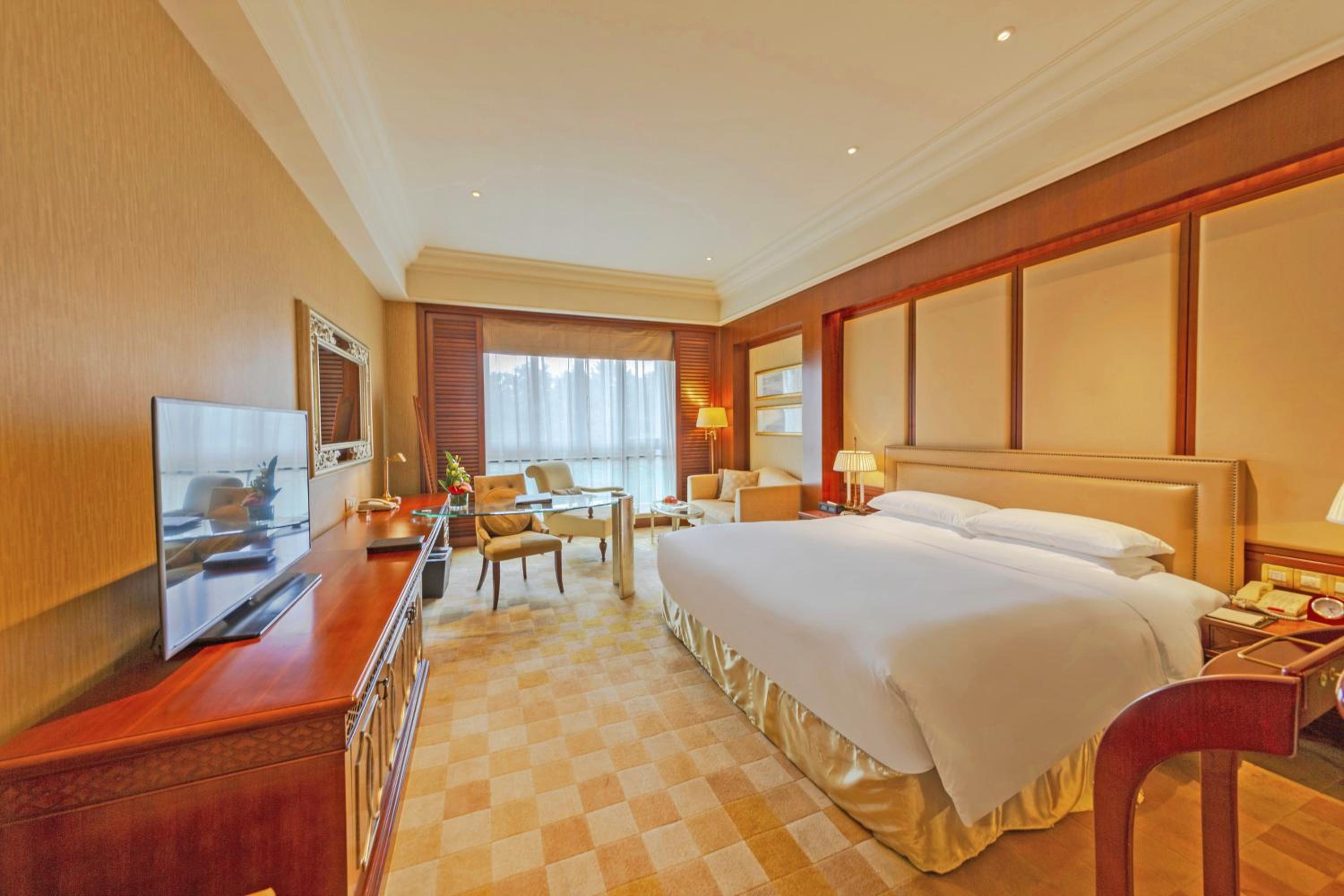 East, Deluxe, King Bed