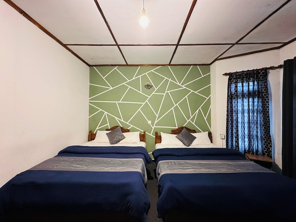 ROOM, QUADRUPLE