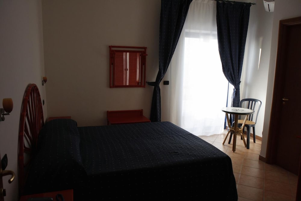 Beach Hotel 13/43
