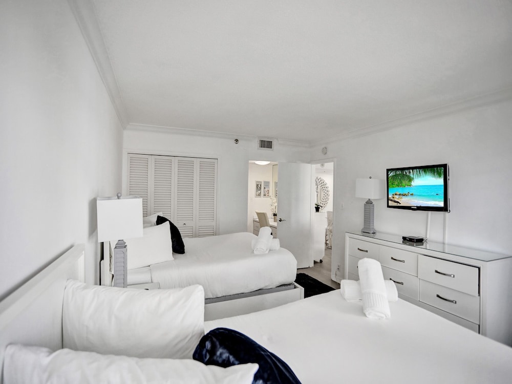 Charming, Condo, 4 Queen Beds, Ocean View, Sofa