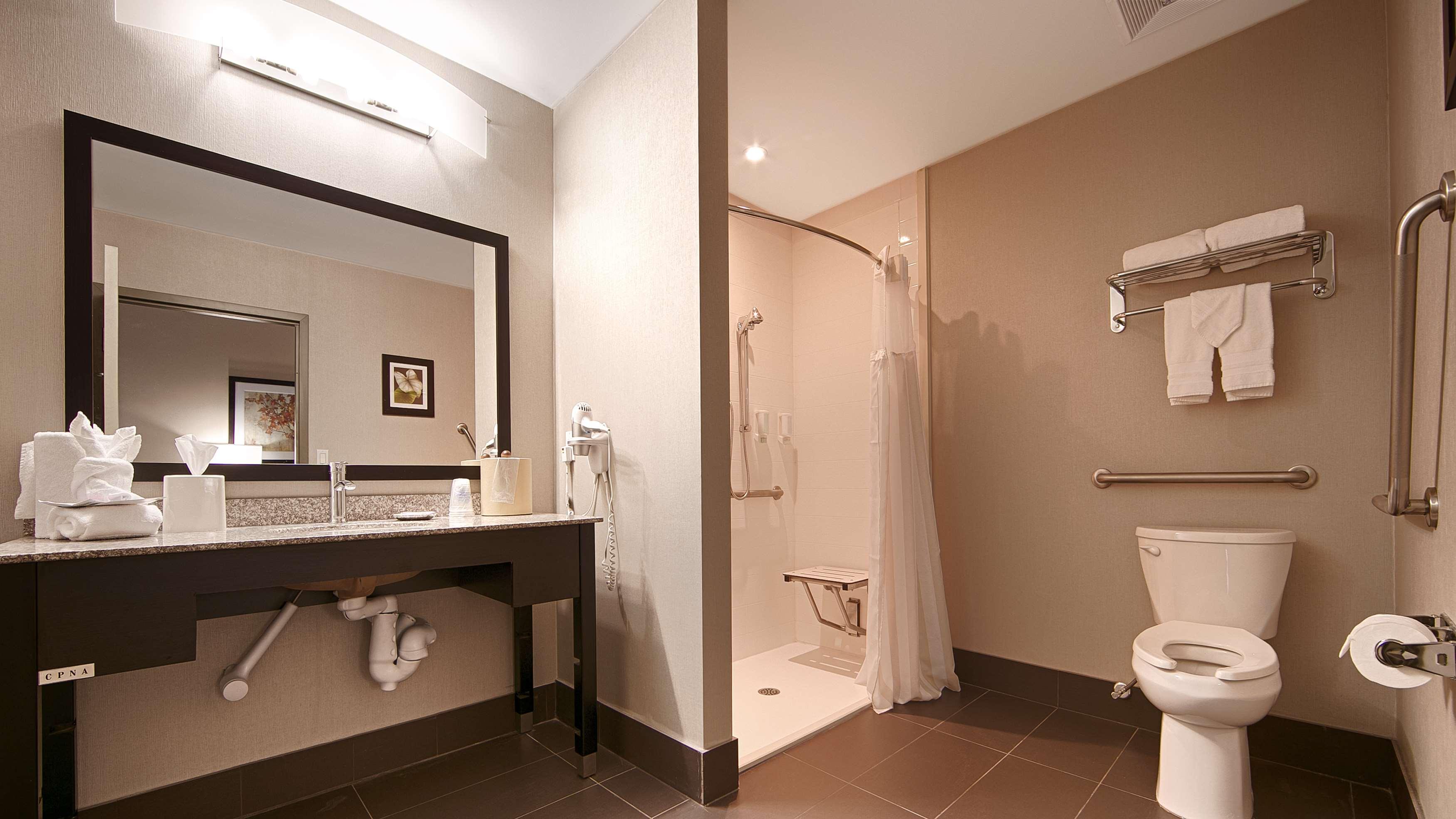 غرفة لذوي الإعاقة، Best Western Plus Fergus Hotel 4/4