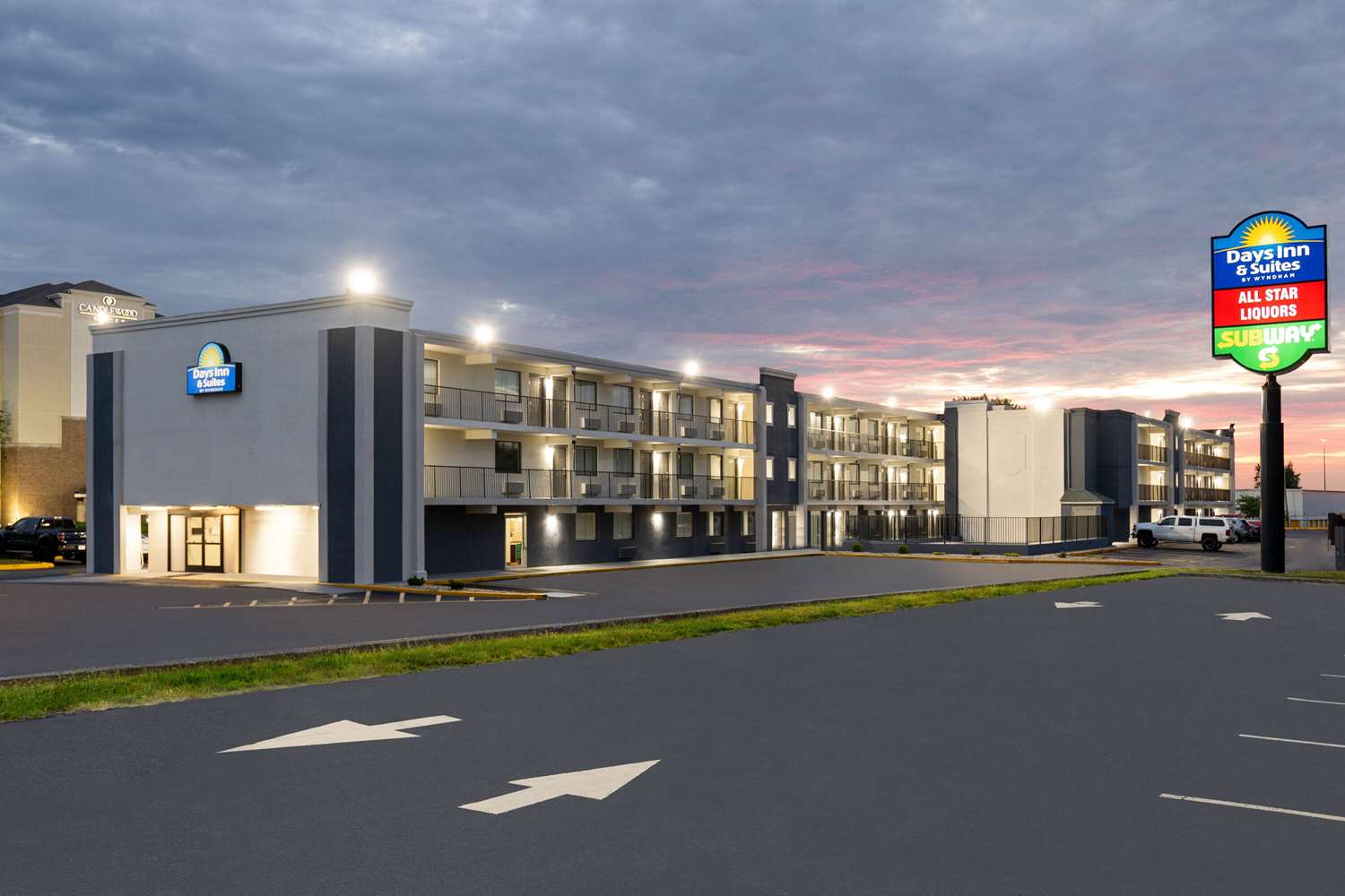 Days Inn & Suites by Wyndham Indianapolis Airport East 25/28
