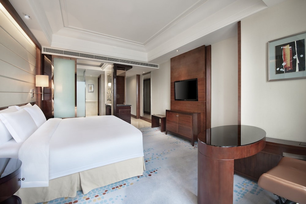 غرفة قياسية بسرير كينج مع دخول صالة النادي للمدخنين، Crowne Plaza Nanchang Riverside 5/6