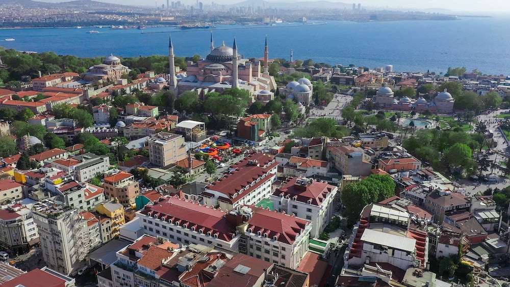 Sura Luxury Milion Hotel & Spa 72/76