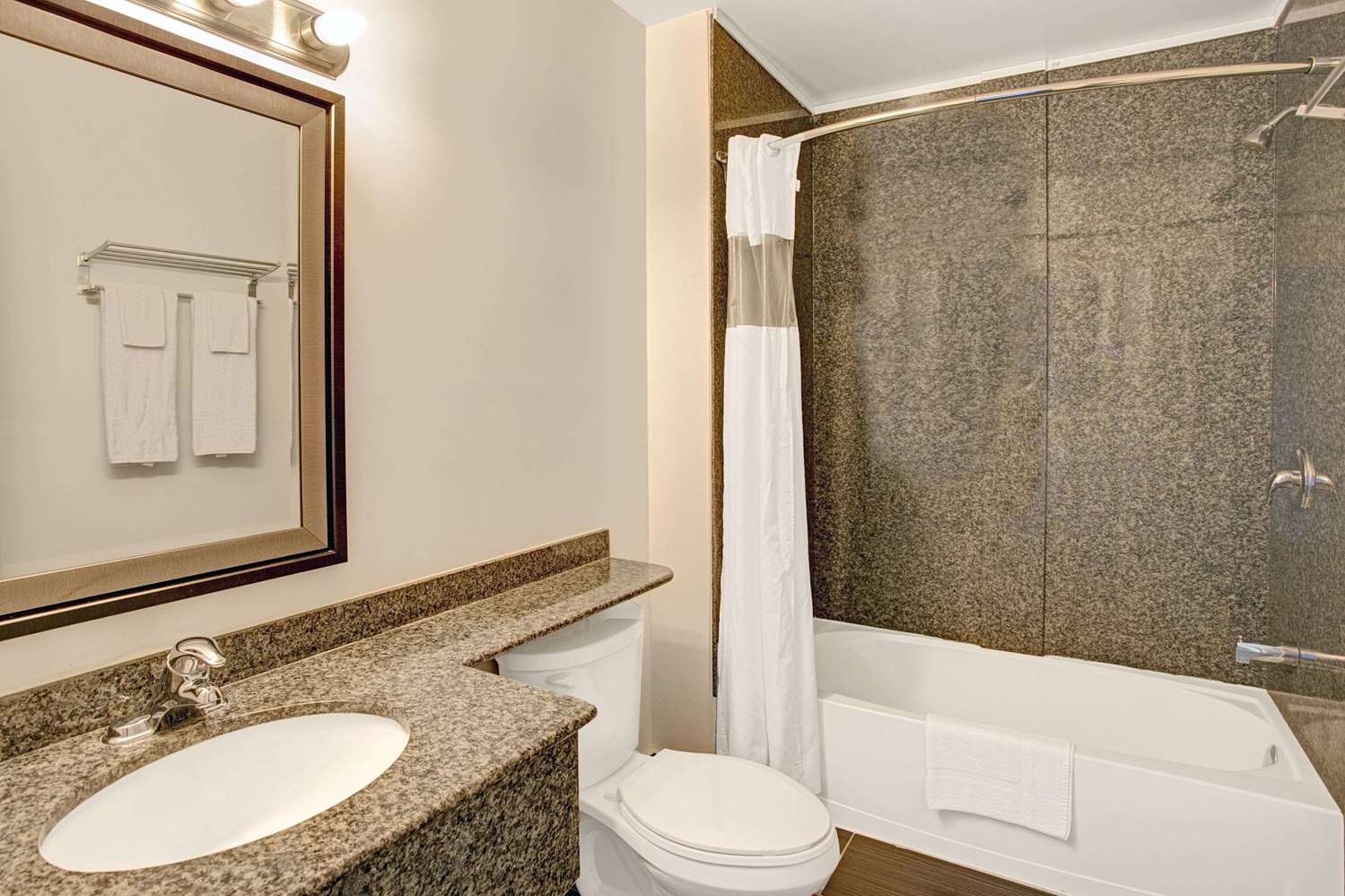 Howard Johnson by Wyndham Gananoque 27/30